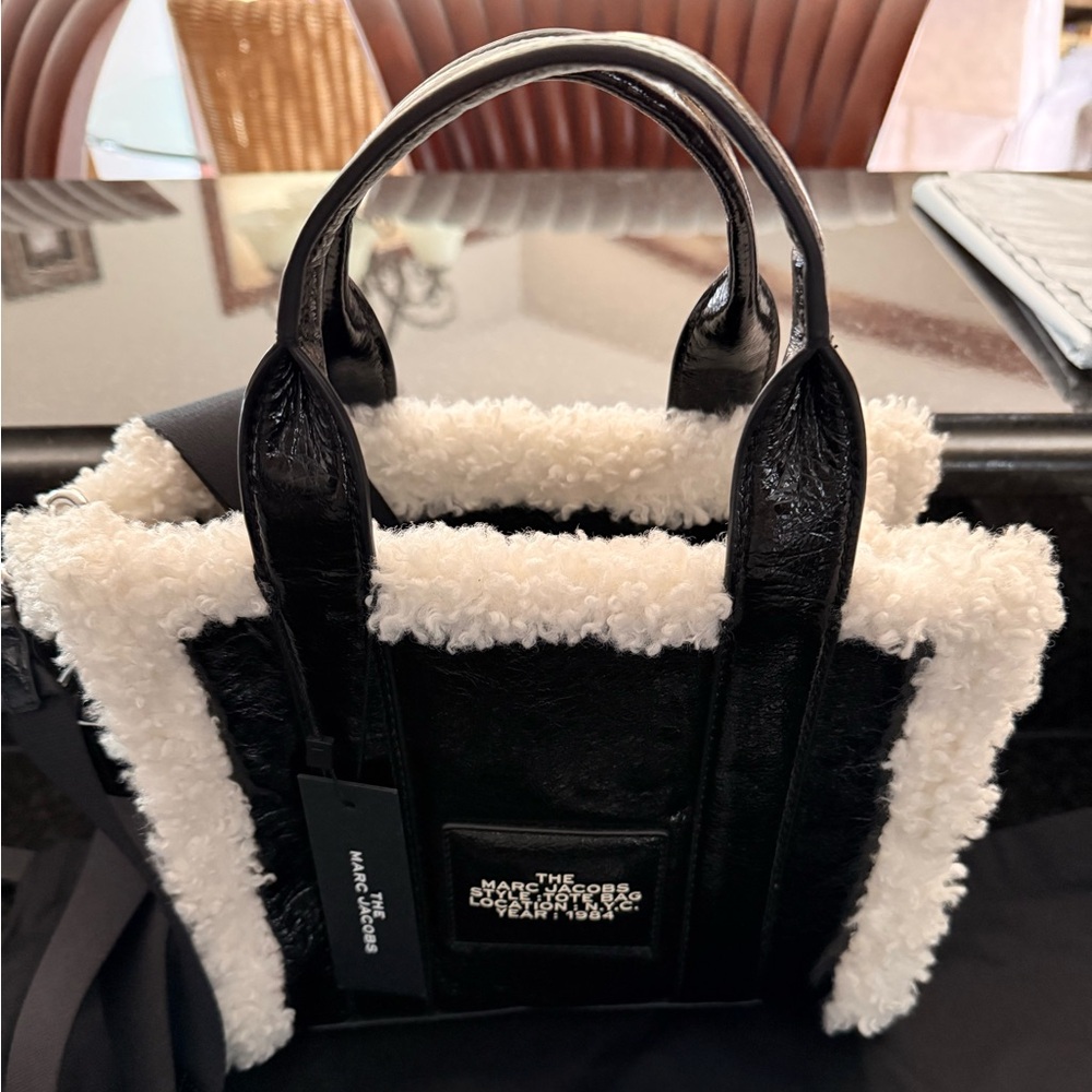 Marc Jacobs The Tote Bag Crinkle Leather with Sherpa - Picture 6 of 9